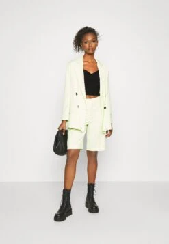 Prima pagina -Fashion 234cff71bd5b457f9d8e89d9749292fa