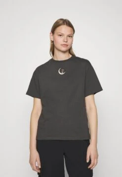 Even&Odd T-Shirt Con StampaBlack Donna T-shirt E Top EV421D26K-Q11 9 Even&Odd T-Shirt Con StampaBlack Donna T-shirt E Top EV421D26K-Q11 -Fashion 7751d7917d4d4b2fa89dd9471de25d0e