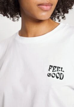 Even&Odd Clare Feel Good Chest Artwork T-Shirt Con StampaWhite Donna T-shirt E Top EV421D258-A11 -Fashion 776ed0e7e8de4b1ba859a48e031bf46e