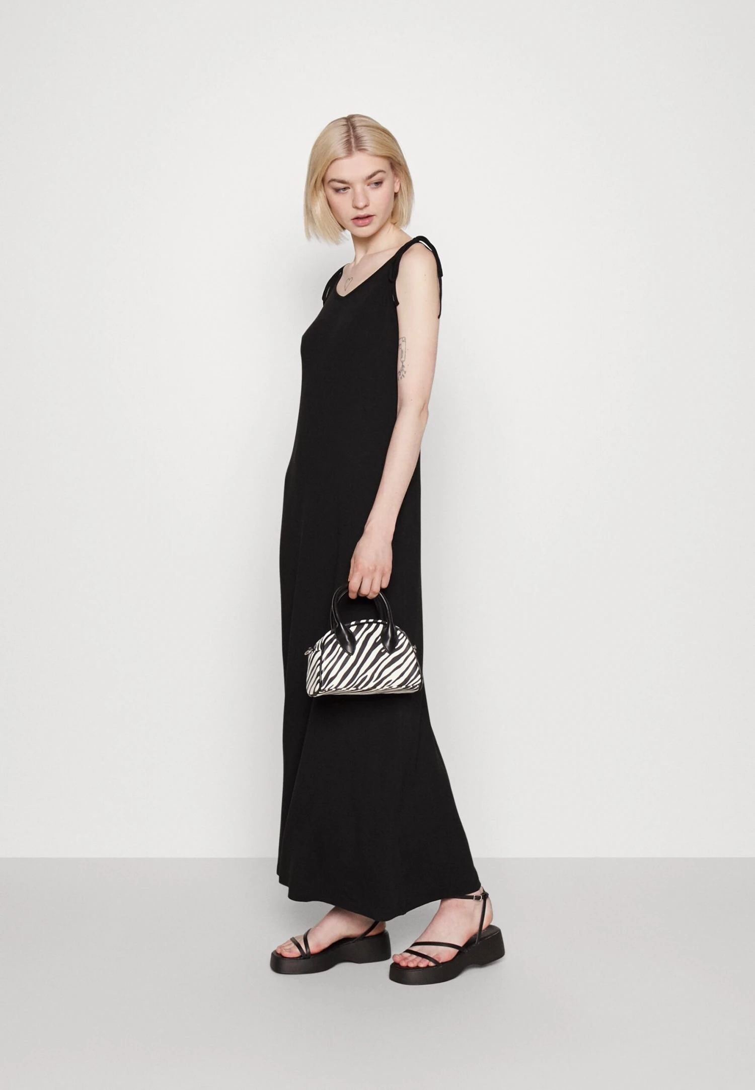 Even&Odd Vestito LungoBlack Donna Vestiti EV421C1C9-Q11 2 Even&Odd Vestito LungoBlack Donna Vestiti EV421C1C9-Q11 - immagine 2